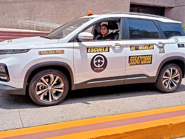 Persona al volante de una camioneta blanca rotulada de AUTOSTAR